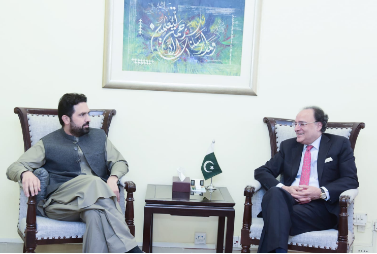 Aurangzeb Assures CM Afridi of Full Support in Resolving KP’s Financial Concerns