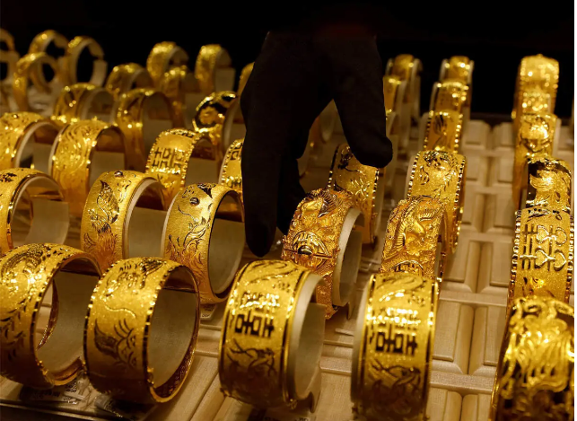 Gold price falls by Rs 1,200 per tola in Pakistan