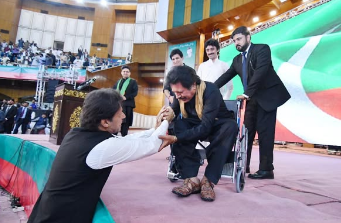 Attaullah Khan  Esakhelvi Heaps Praise on Imran Khan, Says ‘I Saw No Flaws’