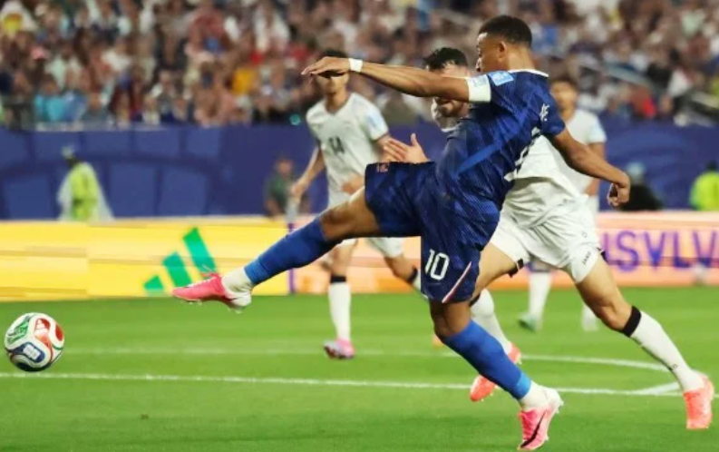 Mbappé Brace Sends France into Knockout Stage After Extended Weather Delay