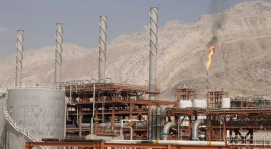 Pakistan Exploring Option of Importing Cheaper Iranian Oil, Gas as Global Energy Prices Ease